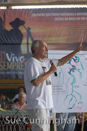 Professor Oswaldo Seva explaining the effects of the proposed dams.